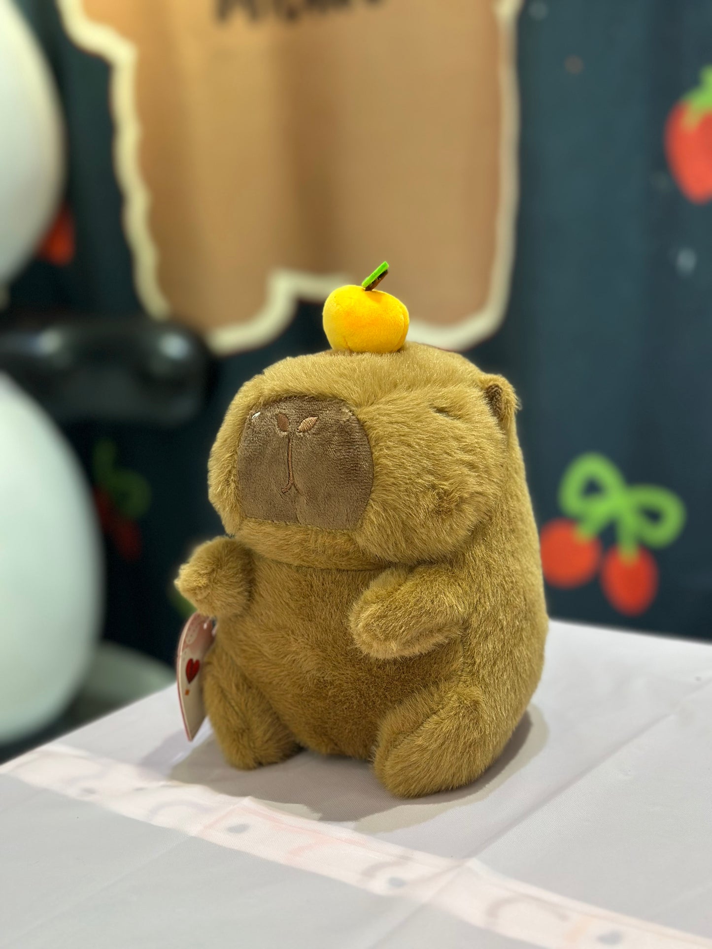 Peluche capibara con il mandarino