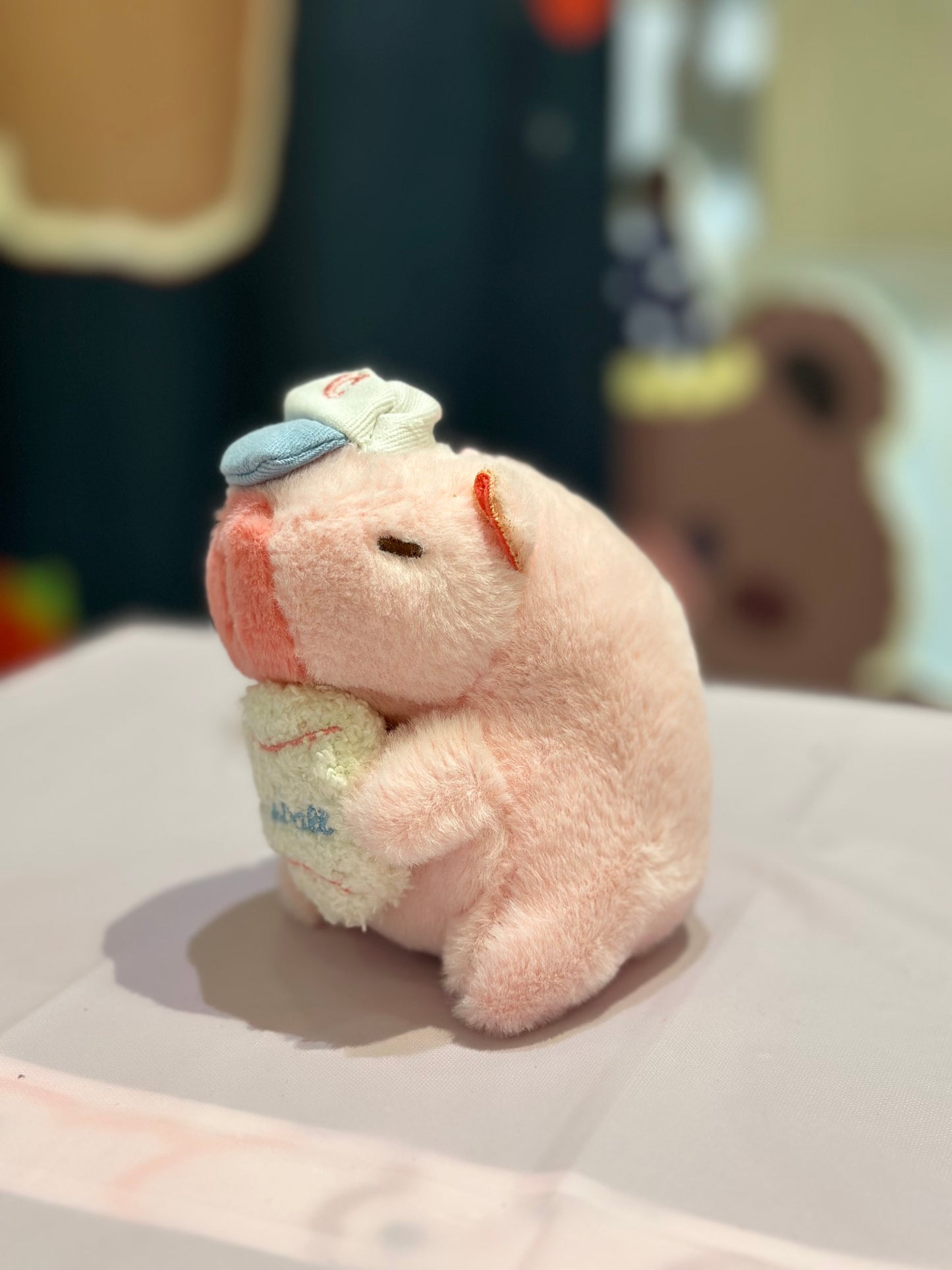Portachiavi capibara rosa col cappellino