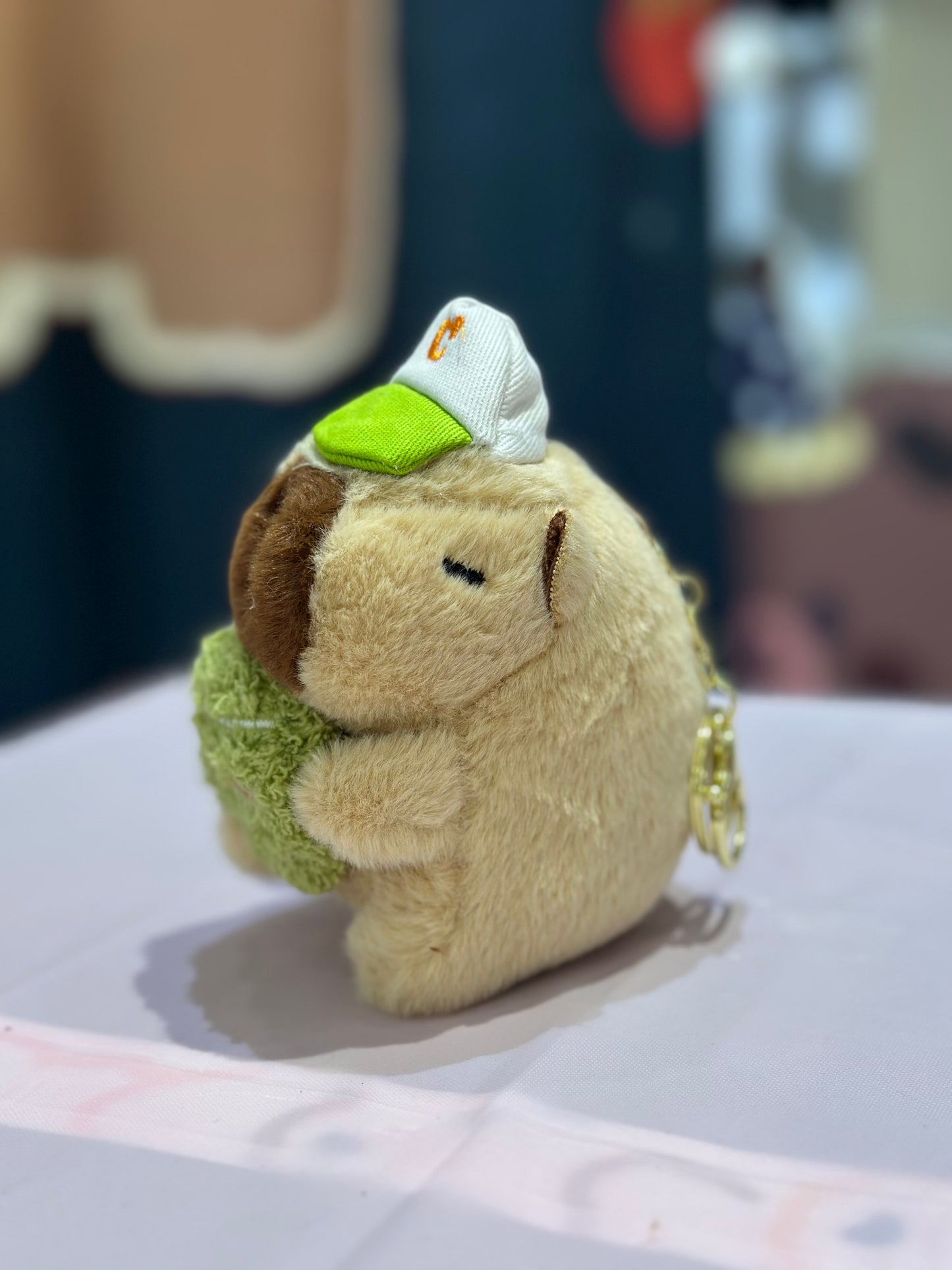 Portachiavi capibara beige con il cappellino